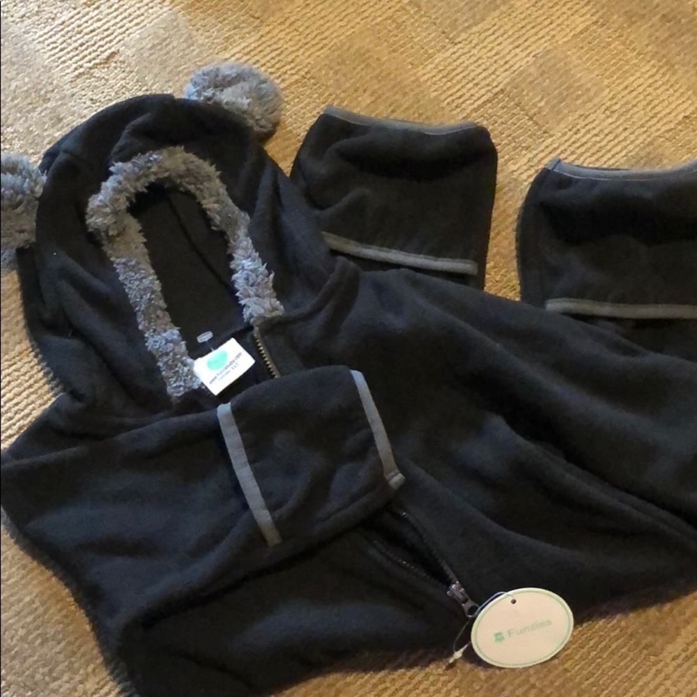 NWT Funziebaby onesie. Sz 6-12 months.